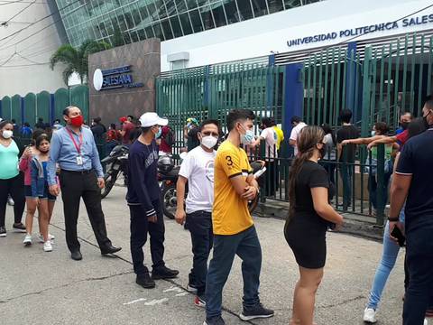 Hasta dos horas en las filas se tardaron electores para votar en Guayaquil