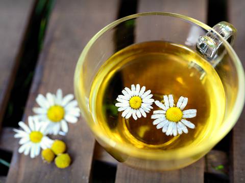Es uno de los tés más comunes en todas las cocinas: ¿realmente conoces los beneficios y secretos de la manzanilla?
