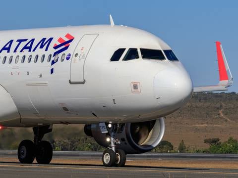 Latam asegura que cumple la regulación y cuenta con los turnos para operar todos sus vuelos en Bogotá  