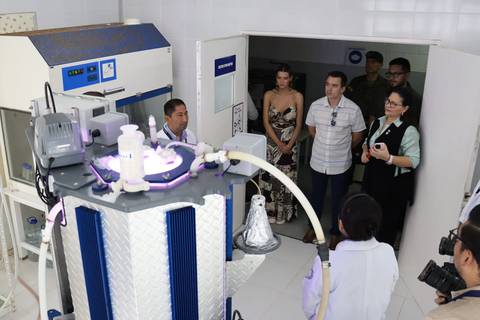 Daniel Noboa visita Santa Elena para conocer resultados de investigación sobre producción sostenible de especies de manglar