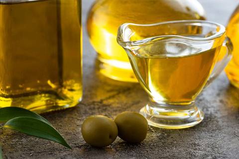 Así se prepara el remedio de aceite de oliva y jengibre para desinflamar y aliviar el dolor de las rodillas