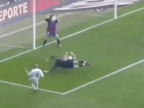 [Video] Puyol le recordó a Roberto Carlos cuando casi le arranca la cabeza