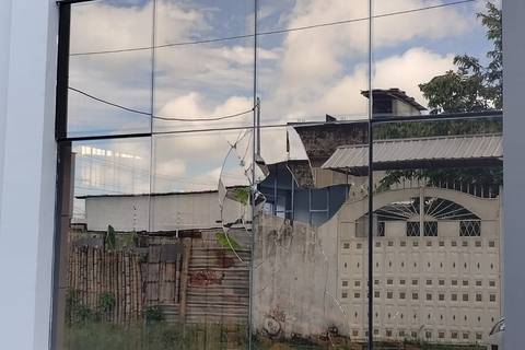 Sujetos rompieron vidrios del Centro Intercultural de La Concordia, en Santo Domingo de los Tsáchilas