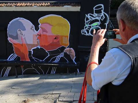 Ilustración de Donald Trump besando a Vladimir Putin en restaurante crea polémica
