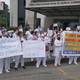 Personal de enfermería realiza dos plantones en Guayaquil para exigir la entrega de nombramientos definitivos