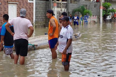 En bananas y balsas se evacúa a personas afectadas de Playas, donde hasta la casa del alcalde se inundó