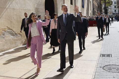 Felipe y Letizia celebran 20 años de matrimonio entre fotos inéditas y rumores de divorcio: Casa Real habría suspendido negociaciones con la reina quien se negaría a perder su título