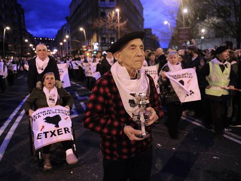 Miles de manifestantes marchan en apoyo a prisioneros de ETA en Francia