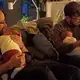 “Nunca imaginamos ser padres de trillizas”: la singular historia de una pareja gay española que adoptó a tres hermanas recién nacidas