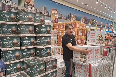 Precios y muchas más opciones marcan estrategia de supermercados para canastas navideñas que ya se toman las perchas