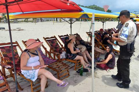 Playas de Esmeraldas con poca concurrencia durante el inicio del feriado por el Día del Trabajo 