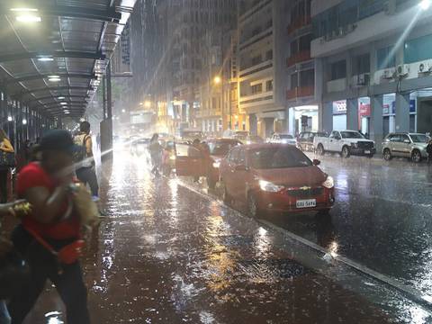 Apuros en el centro de Guayaquil por repentina lluvia