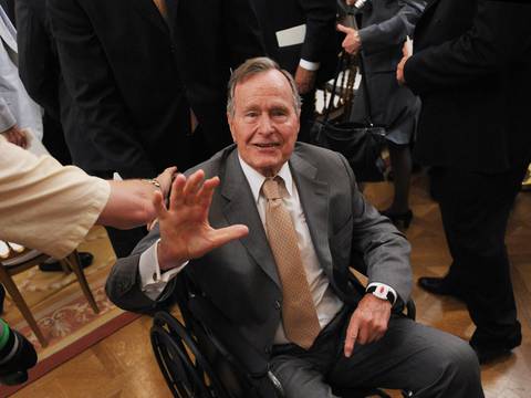 George H.W. Bush es hospitalizado por una neumonía 