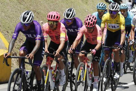 Richard Carapaz y Jonathan Caicedo en el podio del Tour Colombia, el título fue para Rodrigo Contreras