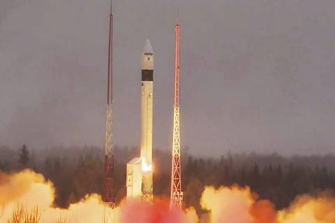 Estados Unidos acusa a Rusia de lanzar un arma espacial en la trayectoria de su satélite