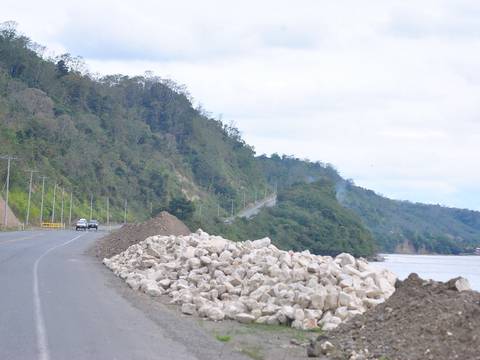 Reclaman terminación de muro de escollera en carretera del norte de Esmeraldas