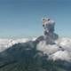 Captan el momento exacto en que un meteorito cae sobre el volcán más activo de Indonesia