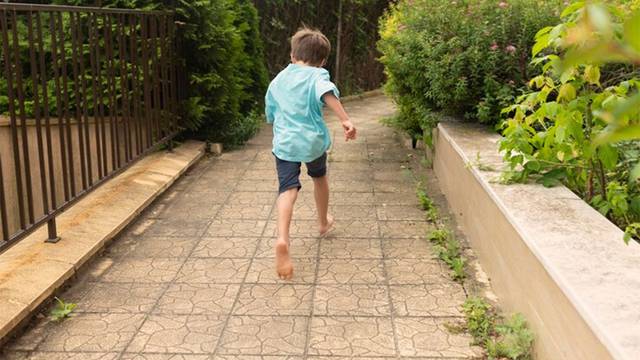 Si tu hijo camina de puntillas podría ser una señal de un trastorno cerebral: 8 síntomas de que se trataría de autismo