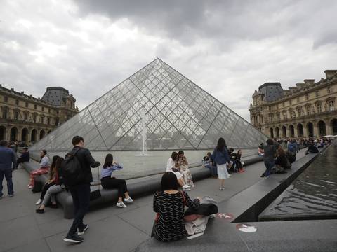 Los empleados del Louvre se quejan por aglomeración de turistas y lo cierran