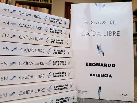 Escritor Leonardo Valencia presenta su nuevo libro: ‘Ensayos en caída libre’