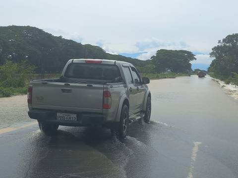 Vía Babahoyo-Montalvo con inundaciones y complicaciones en el tránsito