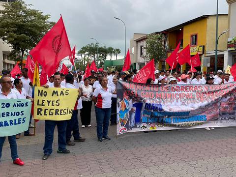 ‘Necesitamos seguir en pie de lucha para hacer respetar nuestros derechos’, dicen trabajadores en marcha de Machala