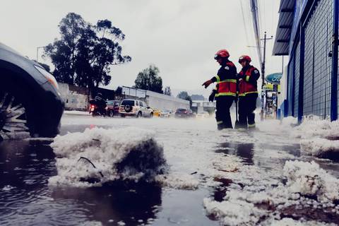 Intensa lluvia con rayos y granizo causa varios incidentes en Quito