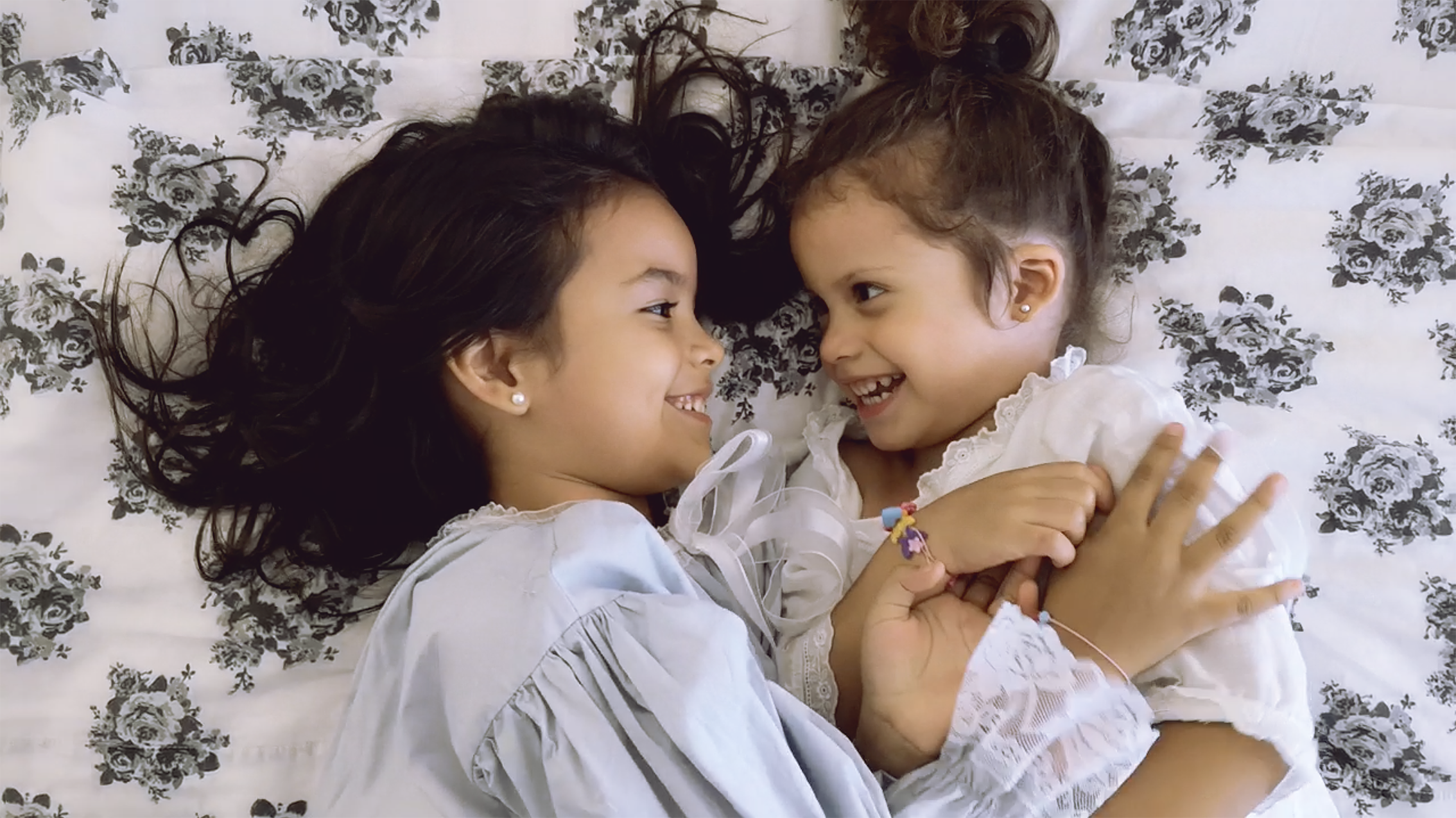 ‘Mami’ y ‘Gracias mamá’, las canciones que interpretan Noelia y Olivia, las hijas de Jorge Luis Del Hierro