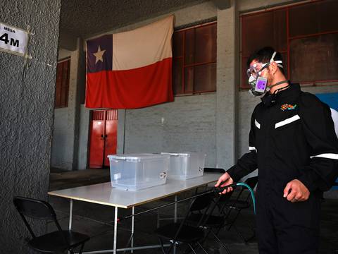 Chile se prepara para el plebiscito constitucional del domingo mientras los casos de COVID-19 superan el medio millón