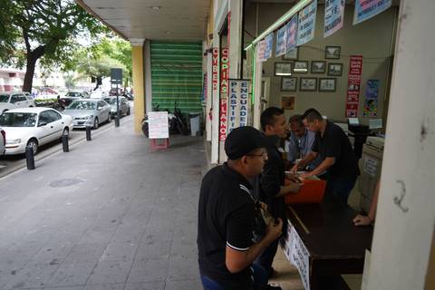 Calle República de Guayaquil: en negocios  hay inquietud por actualizaciones que deberán hacer en datos de facturas, tarjetas y avisos