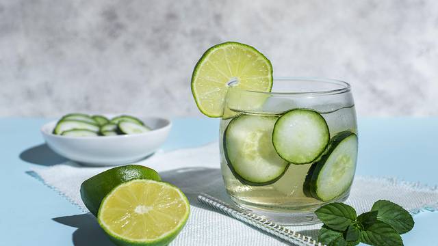 Cómo preparar limonada de pepino con menta ideal para quienes consumen poca agua