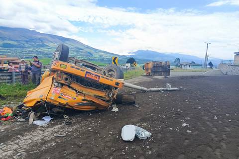 El conductor de una volqueta falleció tras el volcamiento en el cantón Mejía