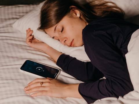 ¿Te gusta tener el celular cerca mientras duermes? Estos son los riesgos de dormir con el teléfono al lado de la almohada