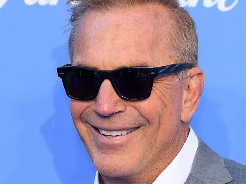 Christine Baumgartner le dio un ultimátum a Kevin Costner antes de solicitar el divorcio: el actor posa sonriente con sus fans, luciendo aún su anillo de casado