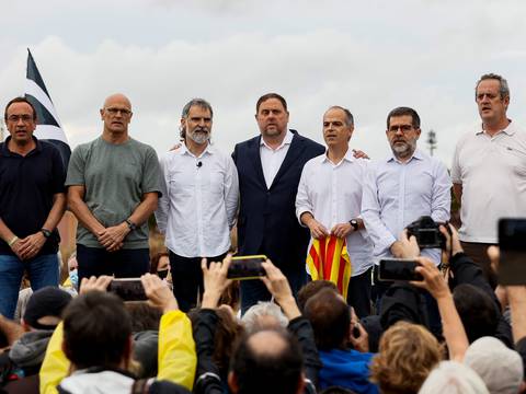 Salen de prisión separatistas catalanes tras indulto del presidente español