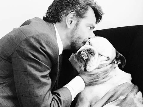 Eugenio Derbez devastado por la muerte de su mascota Fiona: ‘Vuela alto mi niña’