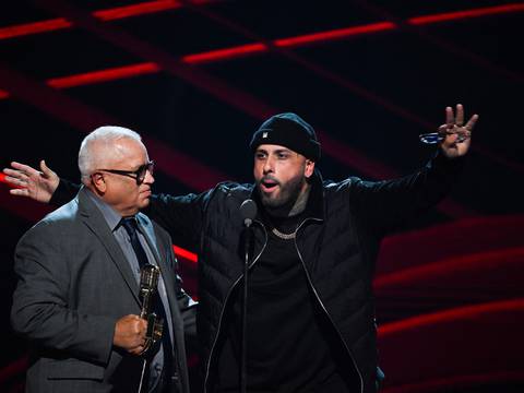 Nicky Jam llora al recibir de su papá el premio Salón de la Fama en los Billboard 2022
