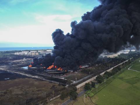 Gran incendio en una de las refinerías importantes de Indonesia