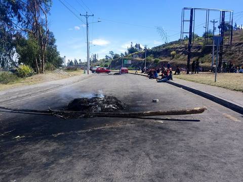 Salasaca de la provincia de Tungurahua mantiene cerrada la carretera Ambato-Baños