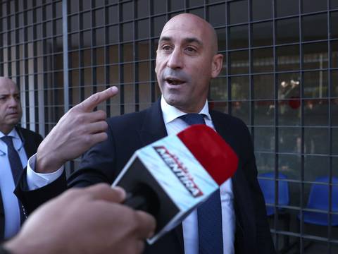 Justicia española abre juicio a Luis Rubiales por el beso no consentido a futbolista Jenni Hermoso