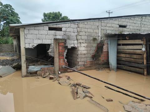 ‘¡Está fuerte, está fuerte!’: río se desbordó en Tenguel e inundó casas y calles
