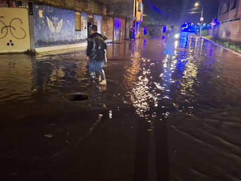 Desbordamiento de quebrada causó inundación de varias casas en el sur de Quito