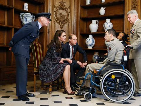 Guillermo y Catalina se reunieron con víctimas de los atentados de París