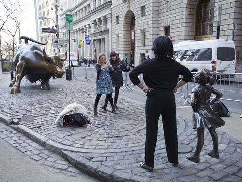 Permitirán que estatua de niña desafiante en Wall Street permanezca un año más