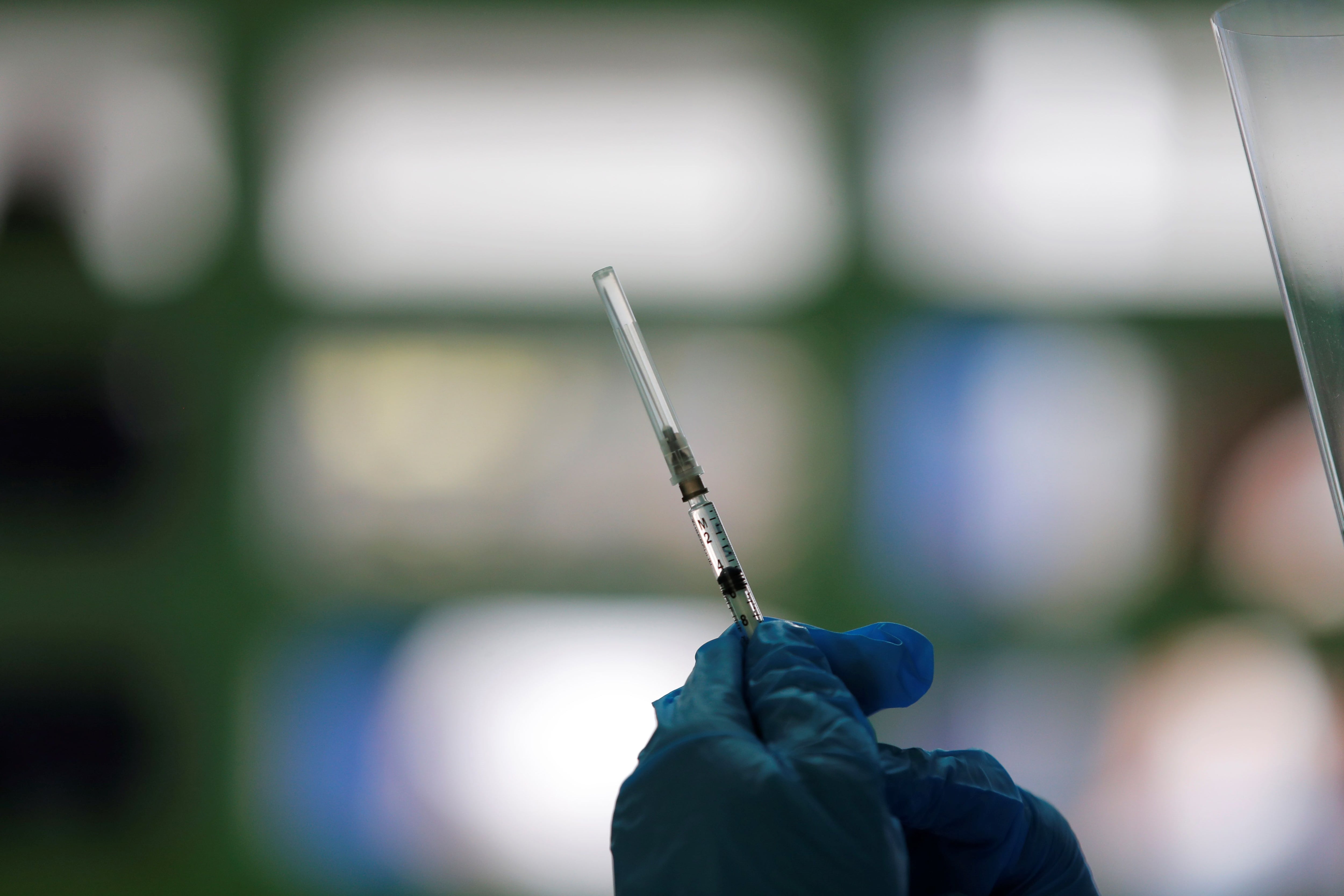 Las vacunas Sinovac y Pfizer no son efectivas contra ómicron, según un estudio chino