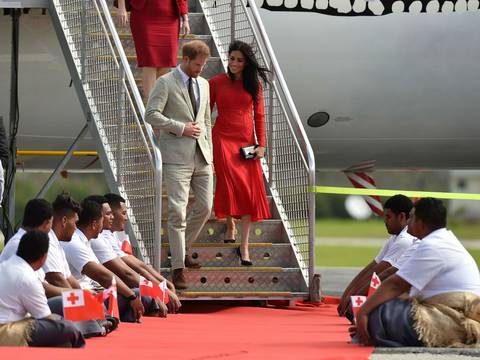 Enrique y Meghan Markle visitan Tonga; la duquesa de Sussex llegó ‘de etiqueta’