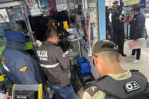 100 celulares y joyas fueron recuperados en intervención al centro comercial Montúfar, en el centro de Quito