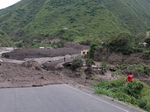 ¡Salgan, salgan a las lomas...! El grito desesperado que alertaba de una avalancha que provocó daños y la evacuación de 200 familias en Chimborazo