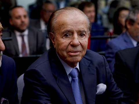 Hospitalizan al expresidente argentino Carlos Menem por neumonía 
