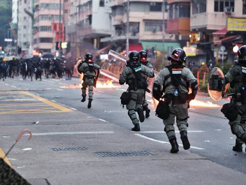 Policía dispara a un manifestante en Hong Kong el día del aniversario 70 de la República Popular China